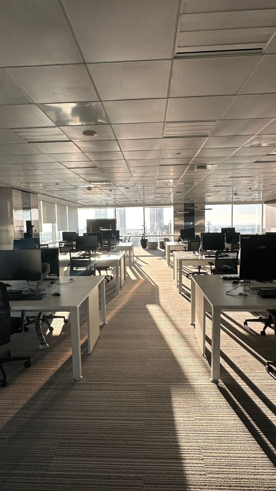 Interior de sucursal bancaria renovada